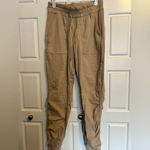 Lululemon Beyond Studio Jogger (colour café au lait).